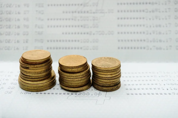 Zásobníku mincí s účtem banky — Stock fotografie
