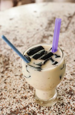 Mermer masa üzerinde kabarcık sütlü buz