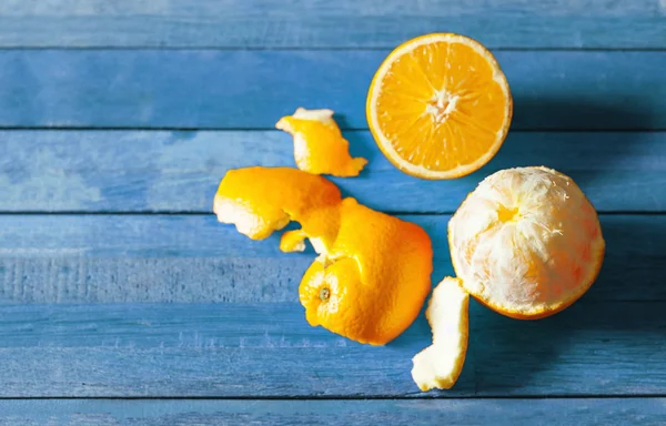 Orangenfrucht und Scheibe auf Holz — Stockfoto
