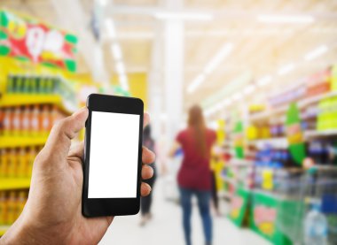 Alışveriş merkezinde el ele tutuşan akıllı telefon.