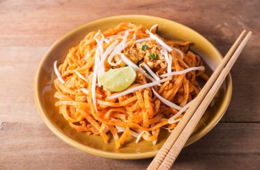 Kızarmış pirinç noodle Pork ile tepesinde