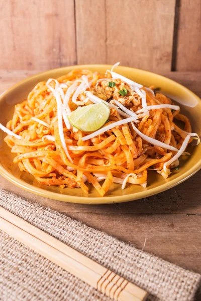 Tagliatelle di riso fritto condite con carne di maiale — Foto Stock