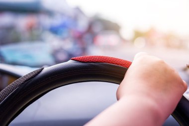 Sürüş konsepti, yolda el sürme arka planda bulanıklık.