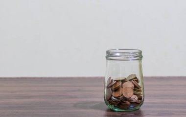 Para ve hesap bankacılığını finans kavramı için sakla, bozuk paralar arka planda bulanık