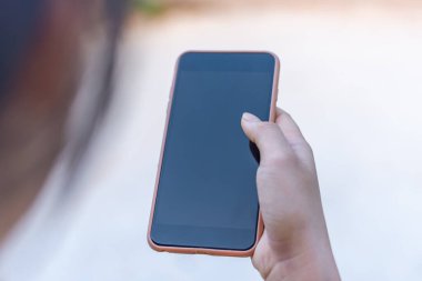 Akıllı telefon ekranı siyah ekranlı el kadınları bulanık arkaplan