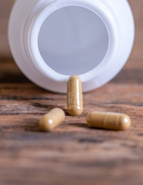 Arka plandaki bulanık haplar, sağlık için ilaç kapsülü, şişeden dökülen vitamin, Macro...