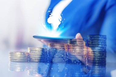 Çift pozlama, Teknoloji ağı ve internet bankacılığı ve internet bankacılığı ve ağ kurma kavramı, laptop, telefon, tablet, akıllı telefon ve ofis masasına para yatıran iş kadınları