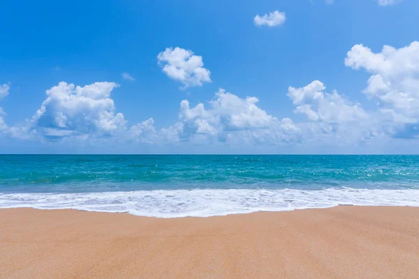 夏天和放松的概念 沙滩和蓝色天空中的蓝色海景自然 — 图库照片