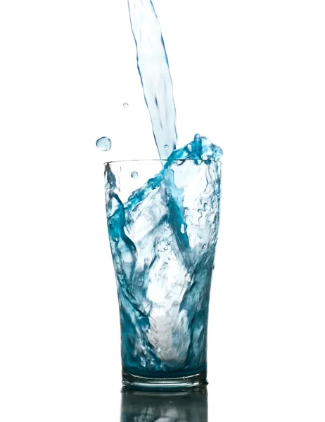 氷のキューブが水のガラスに飛び散る — ストック写真