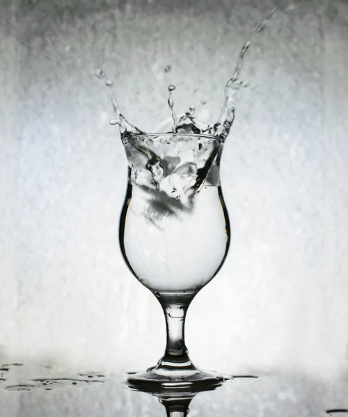 Cubos de hielo salpicando en un vaso de agua, Bodegón, Grunge — Foto de Stock