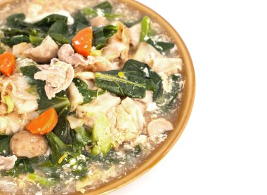 Domuz eti, beyaz arka plan üzerinde ile tepesinde kızarmış Pirinç Noodle