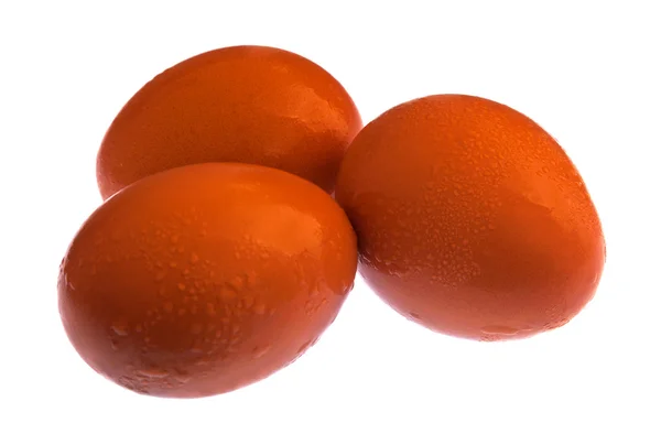 Drei Eier isoliert auf weißem Hintergrund durch die Reinigungsklo — Stockfoto