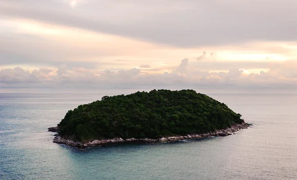 Insel mit Morgenlicht, Aussichtspunkt auf Phuket, Thailand — Stockfoto