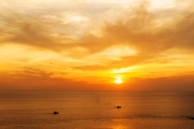 Günbatımı ve bulut denize sıfır