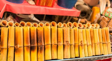 Bambu eklemlerinde kızartılmış glutinous pilavı.