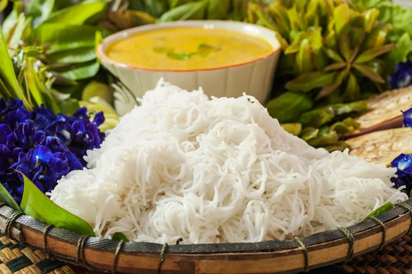 Local Rice vermicelli and curry sauce — Stock Photo, Image