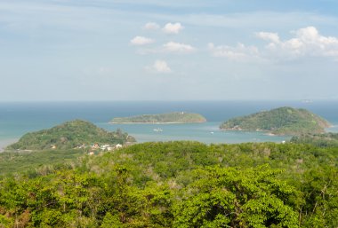 Deniz, gün ışığı alan ada