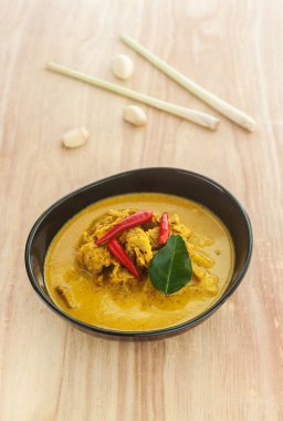 Köri çam elma ile domuz eti