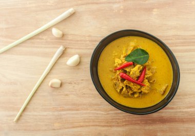 Köri çam elma ile domuz eti