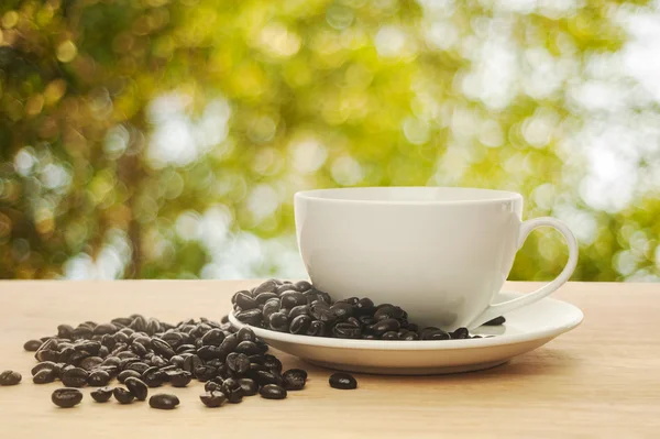 Caffè fresco in una tazza bianca di caffè su legno — Foto Stock