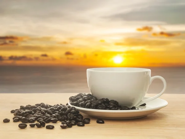 Café fresco em uma xícara branca de café em madeira — Fotografia de Stock