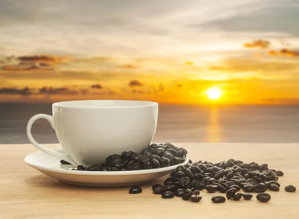 Café fresco em uma xícara branca de café em madeira — Fotografia de Stock