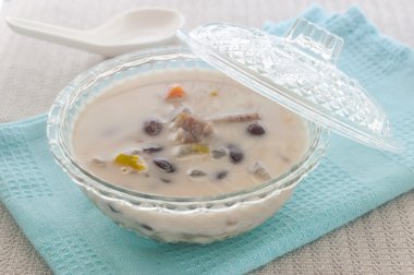 Tatlı Hindistan cevizi sütü, geleneksel tatlı ile