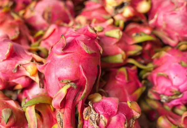 Dragon fruit on market stand — Stock Photo, Image