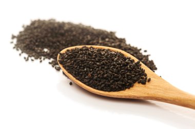 Tahta kaşık içinde siyah susam yığını