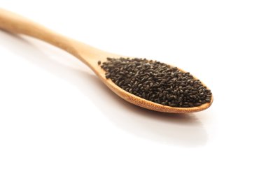 Tahta kaşık içinde siyah susam yığını