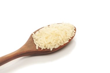 Beyaz tahta kaşık izole pirinç