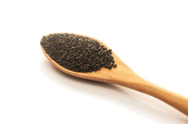 Tahta kaşık içinde siyah susam yığını