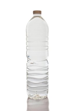 plastik şişe suyu izole