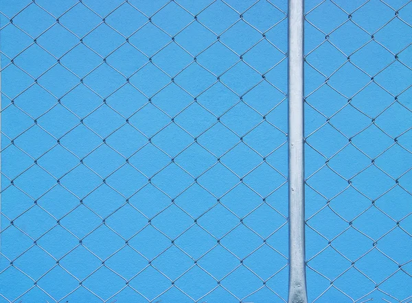 Петлі з дроту з синім фоном — стокове фото