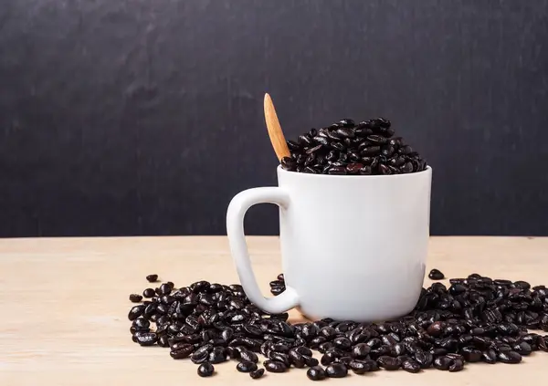 Friss kávé egy csésze kávét a fa — Stock Fotó