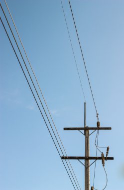 Gerilim elektrik pilon