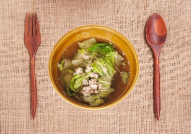 Domuz eti ve sebze çorbası