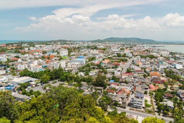 Mavi deniz ve mavi gökyüzü ile Cityscape