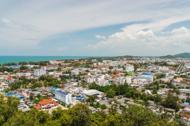 Mavi deniz ve mavi gökyüzü ile Cityscape