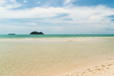 Mavi deniz ve plaj mavi gökyüzü ile