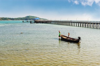Güzel mavi gökyüzü arka plan mavi denizde