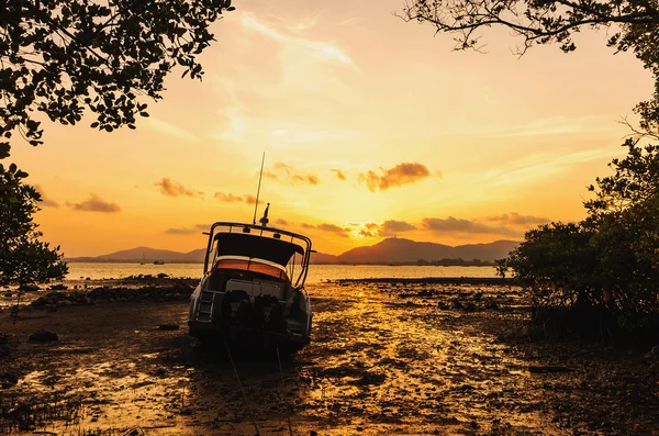 Boat on the beach with color of sunset — Stock Photo, Image