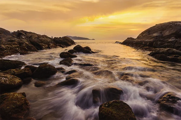 Paisaje marino colorido con color de puesta de sol en el crepúsculo — Foto de Stock