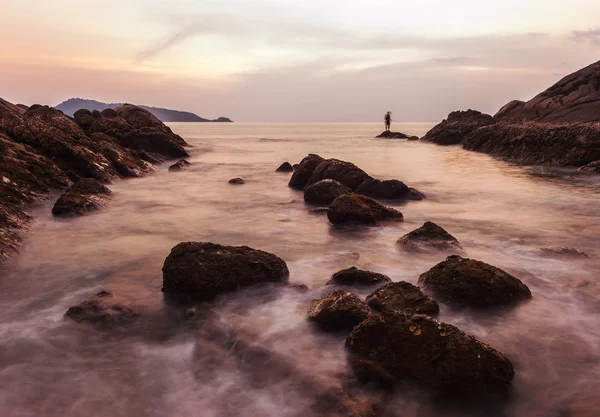 黄昏の夕日の色とカラフルな海の風景 — ストック写真