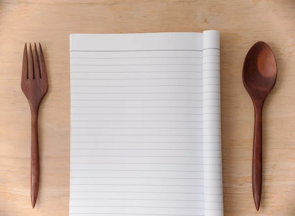 Papel para menú con cuchara y tenedor de madera —  Fotos de Stock