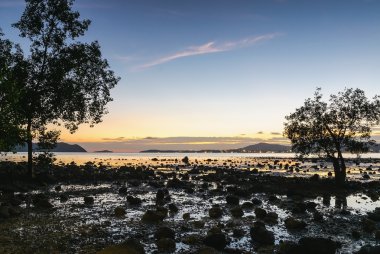 Gün batımı alacakaranlık rengi ile renkli deniz manzarası