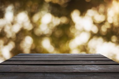 Siyah bir ahşap zemin ile bahar arka plan ışık bokeh