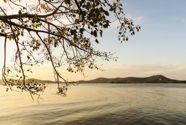 Deniz manzarası renkli sabah ışığı güneşte rengi ile