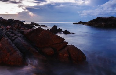 Alacakaranlık, uzun hızlı çekim tekniği renkli deniz manzarası