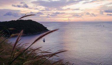 Gün batımı alacakaranlık rengi ile renkli deniz manzarası